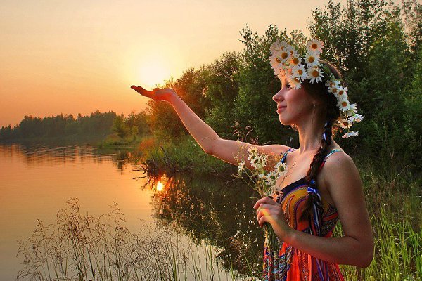 Ах, лето, лето, белые июни, Вы на распевке с нами у костра, И соловьи, как месяц в небе, юны, Поют ...