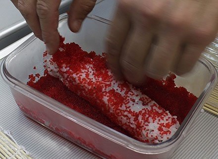 Ролл Калифорния.Ролл Калифорния получается очень красивым и аппетитным за счет икры летучей рыбы. ... - 5