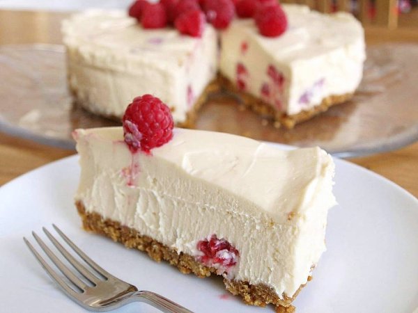Легкий, вкусный и полезный фитнес-торт.Ингредиенты: 80 г молотых овсяных хлопьев 1 белок 3 стол. ...