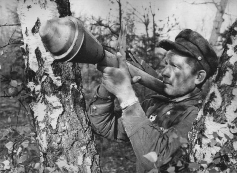       (Panzerfaust). 1945