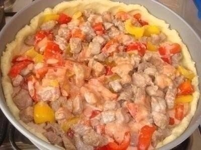 Открытый мясной пирог с картофельным тестом.