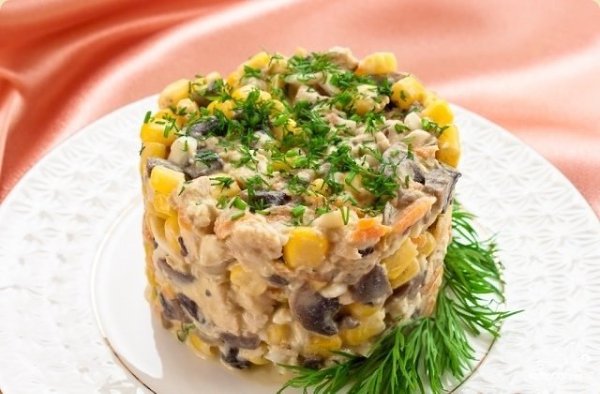 Салат с кукурузой и грибами.Сытный, праздничный салат. По вкусу напоминает салат оливье, но только ...