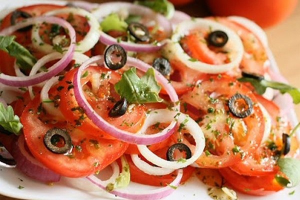 Легкий салат с помидорами, оливками и кинзой.Научное название помидора переводится как «волчий ...