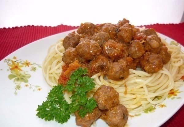 Спагетти с фрикадельками .Ингредиенты: -Мясной фарш – 500 г -Яйцо – 1 шт. -Лук – 1 шт. -Морковь – 1 ...