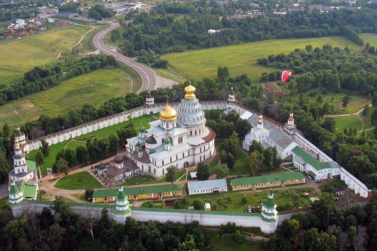 Монастыри москвы и подмосковья. Новоиерусалимский монастырь (Подмосковье. Истра - Воскресенск). Истра Московская область монастырь Новоиерусалимский. Новый Иерусалим Истра в Подмосковье монастырь. Воскресенский Новоиерусалимский монастырь с высоты птичьего полета.