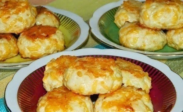 Куриные шарики с сыром. Ингредиенты: 500 г куриного филе 200 г сыра 1 куриное яйцо 2 зубчика чеснока ...