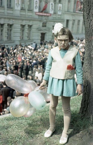 — Я вчера у вас купила шарики, а они оказались бракованные, заберите их обратно. — А что так? ...