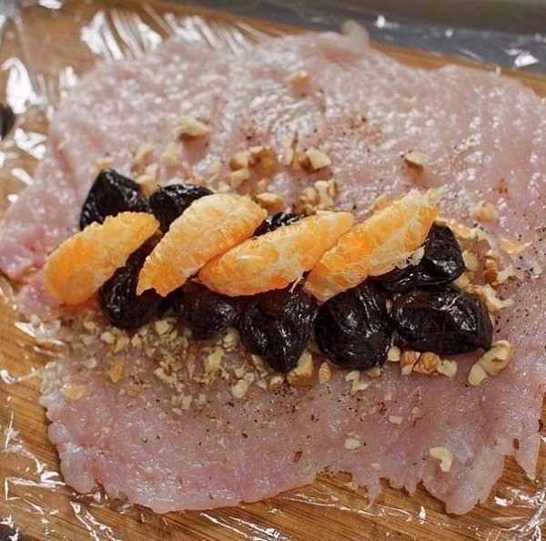 ПАРОВОЙ КУРИНЫЙ РУЛЕТ С МАНДАРИНАМИ И ЧЕРНОСЛИВОМ.Главная прелесть этого рулета заключается в том, ... - 5