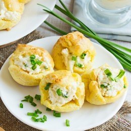 Профитроли сырные.Ингредиенты:-1 ст. воды-0,5 ст. раст. масла-0,5 ч.л. соли-мука -2 ст-4 ...