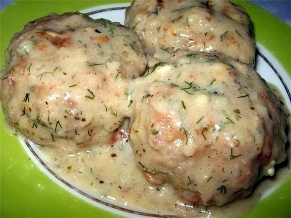 Котлеты в соусе из плавленного сыра.Соус получился очень вкусный, котлетки в нем пропарились и стали ...