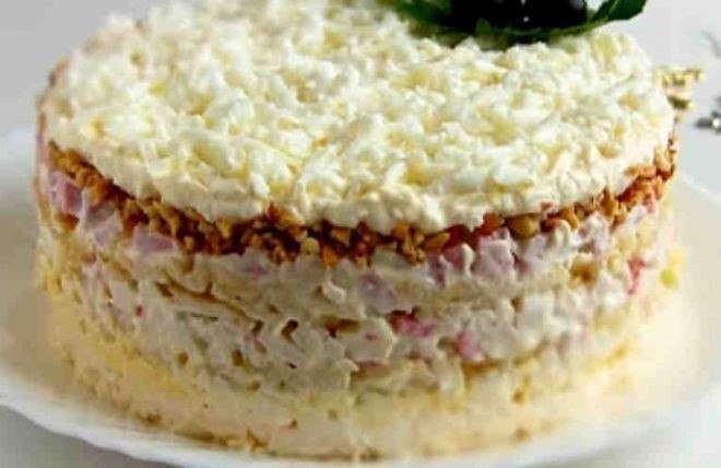 САЛАТ «СНЕЖНАЯ КОРОЛЕВА». Салат изумительный и вкусный. Нежный слоеный салат с крабовыми палочками и ...