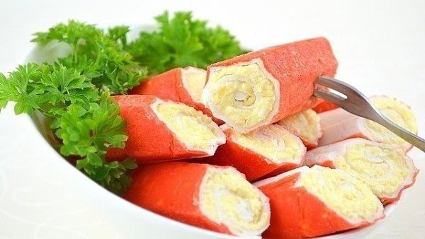 Фаршированные крабовые палочки. Ингредиенты: 200 г крабовых палочек 100 г сыра 1 вареное яйцо 1 ...