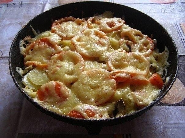 Овощная запеканка.Ингредиенты:картофель 6 средних шт.лук реп. 2 штгрибы бел. 100 гр (у меня было 2 ...