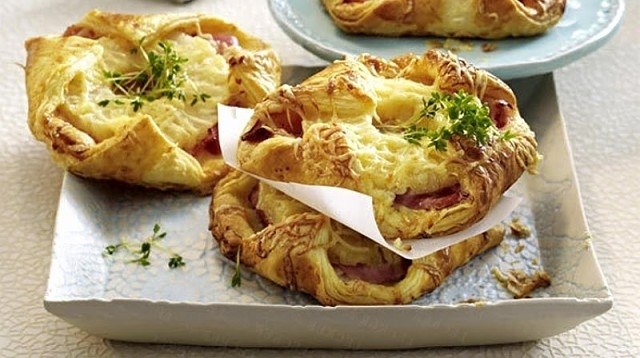 Закуска из слоеного теста с ветчиной и сыром .Рецепт приготовления вкусной и оригинально закуски из ...