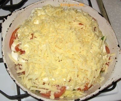 Тушеное мясо под сыром.Продукты:-Соль-Майонез-Сыр-Картофель-Лук репчатый-Лук ... - 6