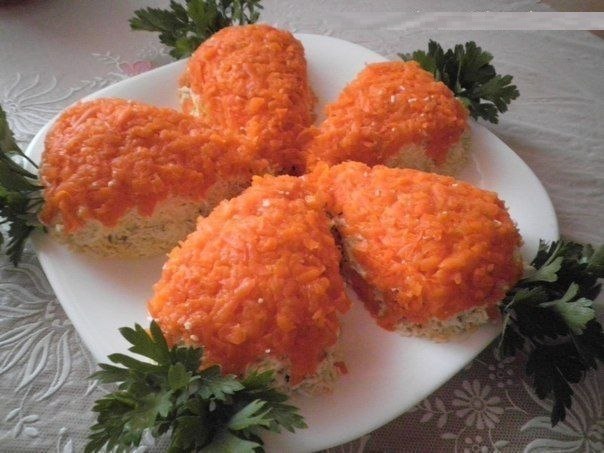 Салат“Морковки” с куриным филе и грибами .Ингредиенты:- 300г куриной грудки- 3 средних картофелины- ...