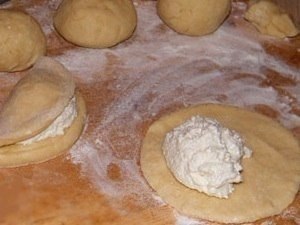 Сочни с творогом .Готовятся такие сочни достаточно просто, а вкус как у булочек