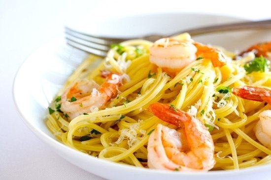 Невероятно вкусное блюдо - спагетти с креветками! 150 г спагетти 150 г очищенных креветок 100 г сыра ...