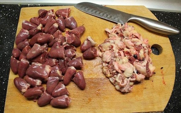 Куриные сердечки, тушенные в сметане.Ингредиенты:Куриные сердечки — 500 гСметана 20% — 70 гЛавровый ... - 2