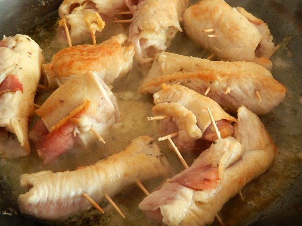 Мясные рулетики из индейки с начинкой.Ингредиенты:Филе индейки — 800 гБекон — 150 гСыр — 100 гВино ... - 4