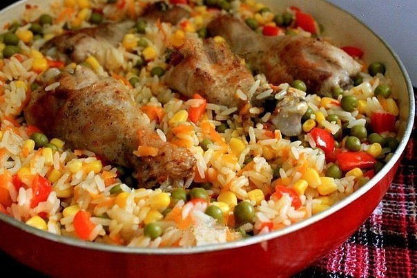 Курица с рисом и овощами по-каталонски. . Ингредиенты: -куриные голени - 4 шт. (можно бёдра, ...