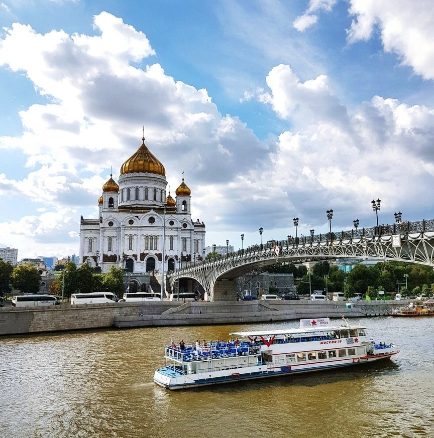 Храм Христа Спасителя туристы