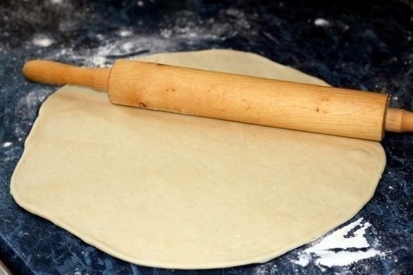 Тонкое тесто для пиццы.Готовится в течении 5 минут! Очень эластичное и тонкое.Вам понадобится:Мука ...