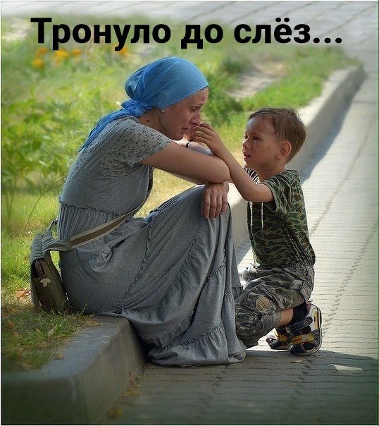 Сегодня папа снова пьяный.Пришёл домой. Опять бил мать.Я разозлился, как ни странноВцепился маму ...