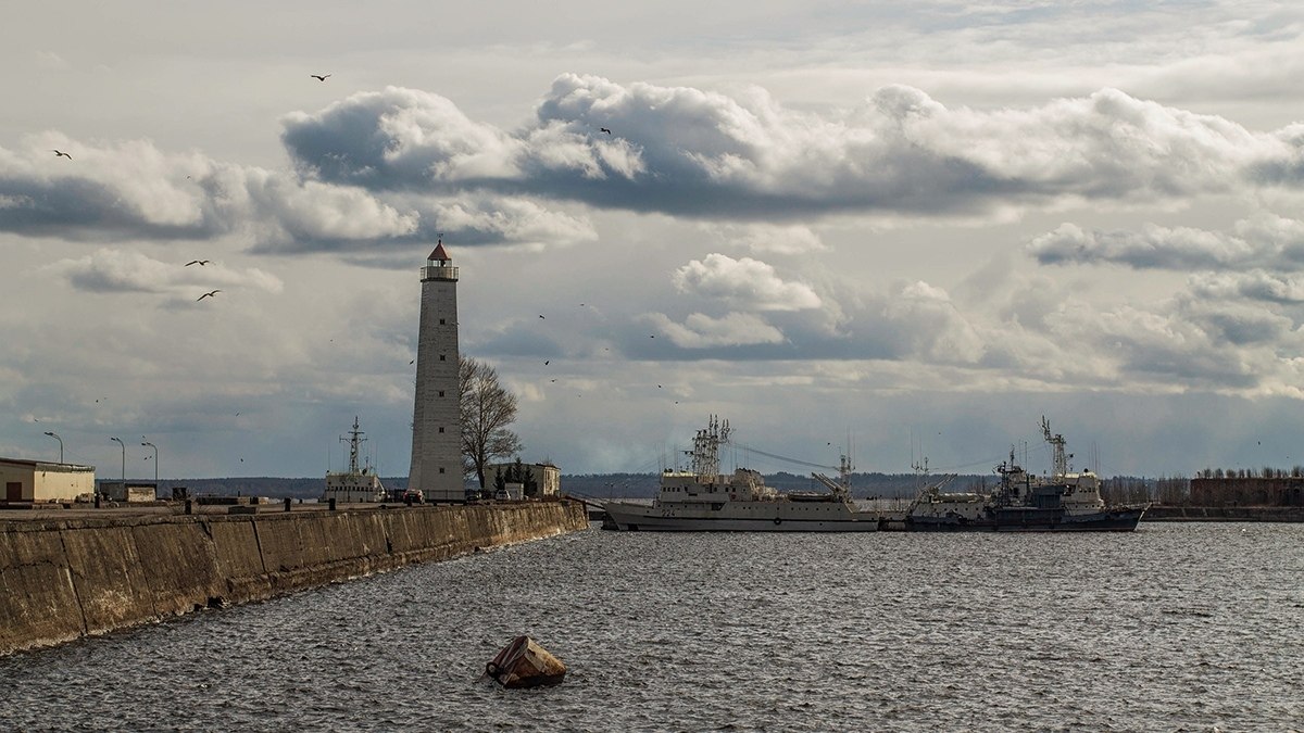 Гавани кронштадта. Купеческая гавань в Кронштадте. Ленинградская Пристань в Кронштадте. Купеческая гавань в Кронштадте набережная. Купеческая гавань в Кронштадте фото.