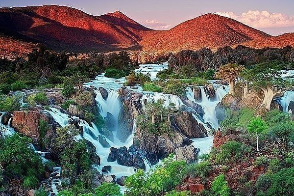 Эпупа – крупнейший водопад в Намибии, расположенный на реке Кунене