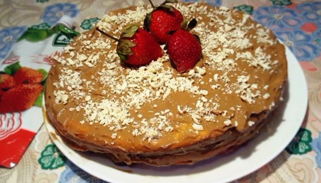 Рекомендую кофейный торт с клубничным джемом. Ингредиенты: Для коржа: 5 яйц 300 г муки 100 г сахара ...
