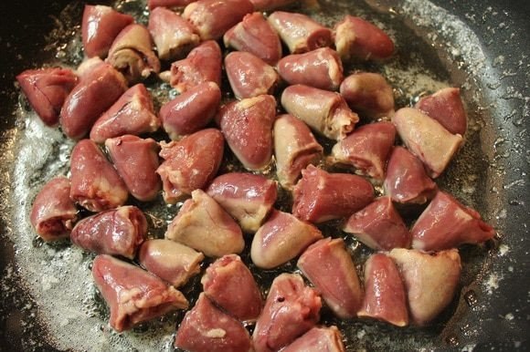 Куриные сердечки, тушенные в сметане.Ингредиенты:Куриные сердечки — 500 гСметана 20% — 70 гЛавровый ... - 3