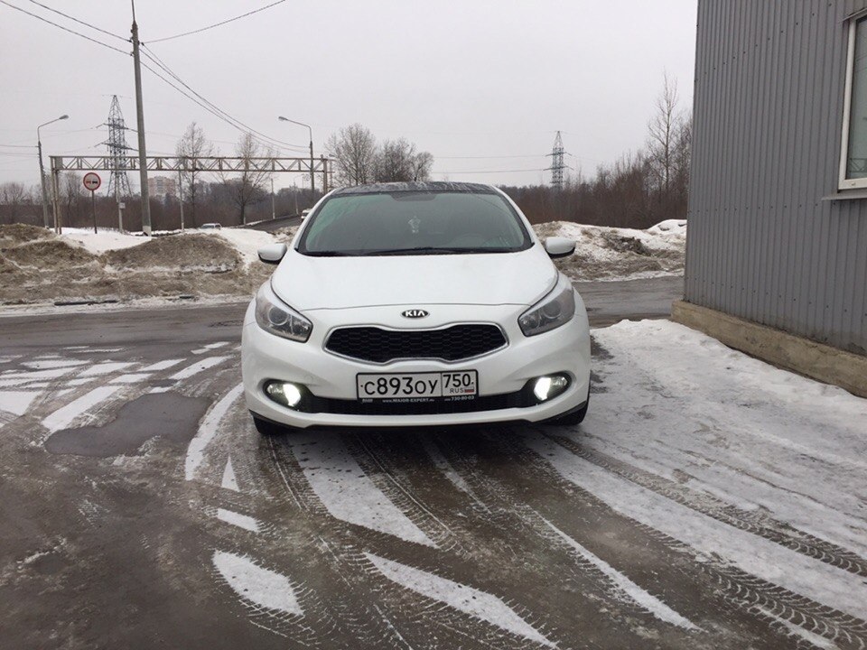 Разбитая Kia Ceed белая купе