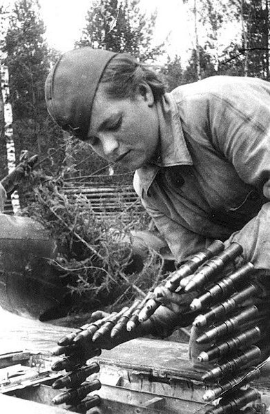 Стрелок-оружейник гвардии ефрейтор Клавдия Ефимовна (3-я эскадрилья 6-го гвардейского штурмового ...