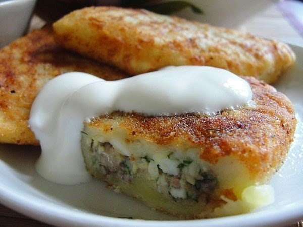 Картофельные зразы можно готовить с разной начинкой с грибами или с мясом.Ингредиенты:-8-10 ...