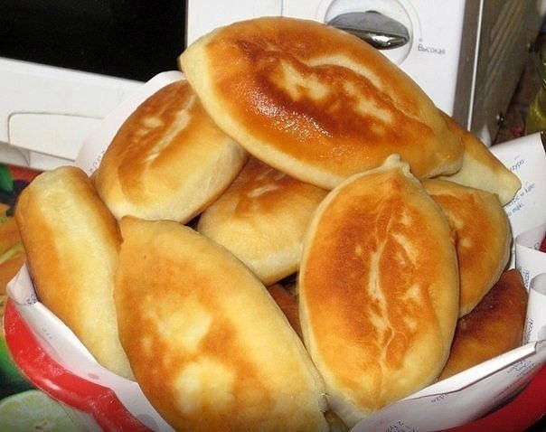 Пирожки с картошкой. 0,5 литра кефира тёплого, 1 ч. ложка соды, 2 ч. ложки сахара, 1 ч. ложка ...