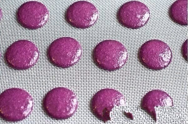 Черничные макаруны.Ингредиенты:Macaronade: 150 г миндальной муки, просеянной два раза 150 г сахарной ... - 4