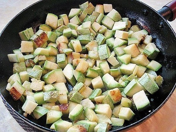 Рагу овощное с курицей.Ингредиенты:Куриная грудка — 300 глук — 4 шт.Чеснок — 1 шт.Картофель — 500 ... - 2