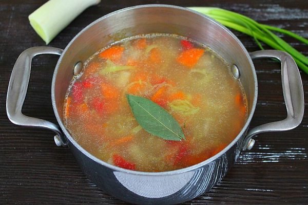 Домашний постный суп.Ингредиенты:Картофель — 2 шт.Лук-порей, стебель — 0,5 шт.Морковь — 1 ... - 6