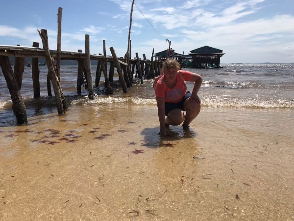 Остров Фукуок, июнь 2018. Туристы из Китая вытаскивают из воды морские звёзды удовольствия ради и ... - 7
