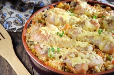 Куриные ножки, запеченные с рисом и овощами.ИнгредиентыКуриные голени — 800 гр.Овощная смесь — 250 ...