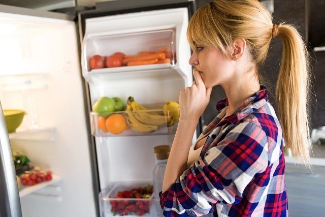 Какие продукты нельзя есть натощак. Выпечка вызовет апатию, цитрусовые — гастрит, а кофе с молоком — ...
