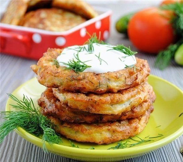 ОЛАДЬИ ИЗ КАБАЧКОВ С СЫРОМ И ЧЕСНОКОМ .ИНГРЕДИЕНТЫ: 1 средний кабачок 1 яйцо 50 гр. натертого сыра ...