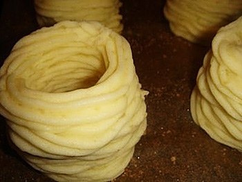 Картофельные гнёзда из пюре.ИнгредиентыКартофель - 700 г.Молоко - 100 мл.Яйца - 2-4 шт.Пшеничные ... - 4