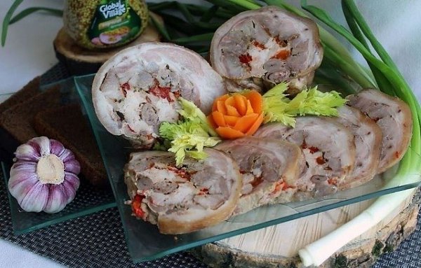 Вареный рулет из свиной рульки.Вареный рулет из свиной рульки готовится не за пять минут, но ...