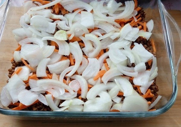 Куриные голени с гречкой в духовке.Ингредиенты:Голень куриная — 1 кгКрупа гречневая — 1 стак.Лук ... - 5