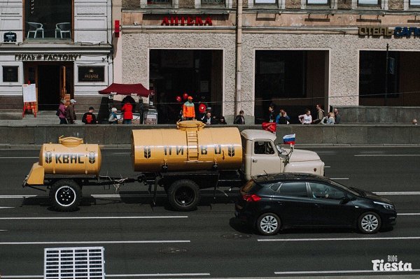 Парад ретротранспорта прошёл по Невскому в преддверии Дня города. Теперь старинные автобусы, ... - 3