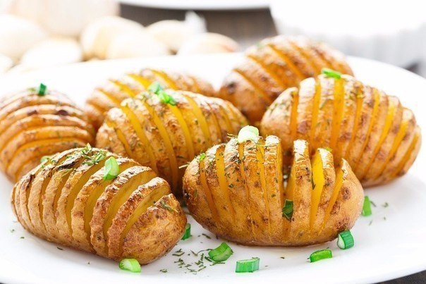 КАРТОШКА-ГАРМОШКА.Ингредиенты: 5-6 клубней картофеля 5-6 полосок бекона соль ...