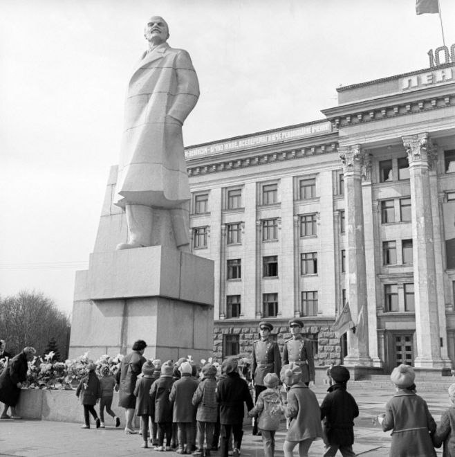 Памятники ленину в ссср. Памятник Ленину Манизер. Памятник Сталину в Одессе. Монумент Ленину в Одессе. Памятник Сталину в Магнитогорске.