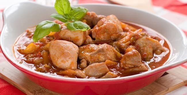 Гуляш из куриного филе .Итого на 100 грамм - 107.88 ккал: Белки- 17.74 Жиры - 1.74Углеводы - ...